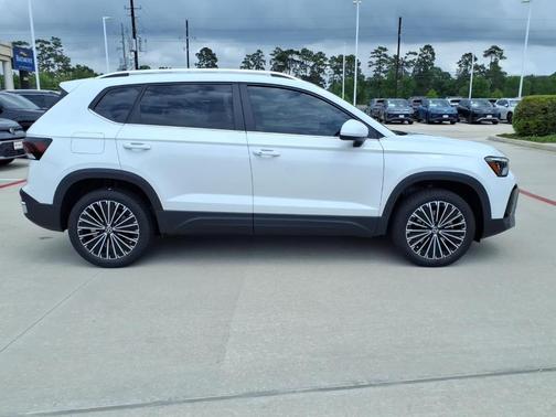 Pure White 2026 Volkswagen Taos 1.5T SE