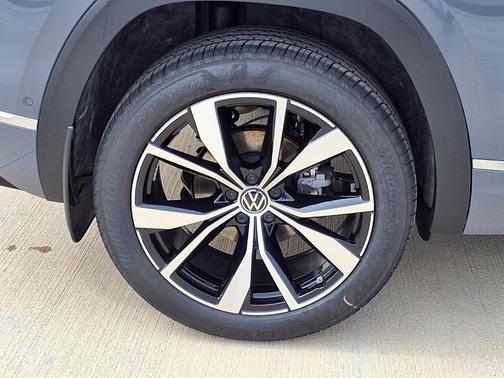 Pure Gray 2026 Volkswagen Atlas Cross Sport 2.0T SEL Premium R-Line