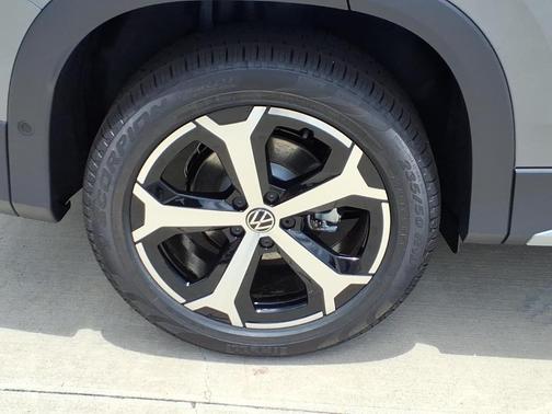 Platinum Gray Metallic 2026 Volkswagen Tiguan 2.0T SE