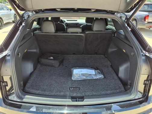 Deep Black Pearl Effect 2022 Volkswagen Atlas Cross Sport 3.6L V6 SEL Premium R-Line