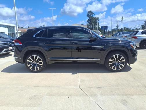 Deep Black Pearl Effect 2022 Volkswagen Atlas Cross Sport 3.6L V6 SEL Premium R-Line