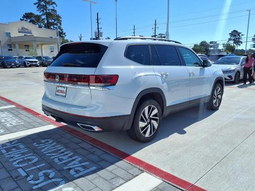 Pure White 2025 Volkswagen Atlas 2.0T SE w/Technology