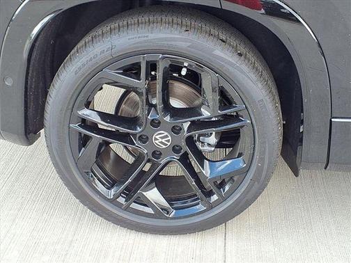 Deep Black Pearl Effect 2026 Volkswagen Tiguan 2.0T SE R-Line Black
