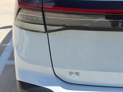 Pure White 2025 Volkswagen Taos 1.5T SE