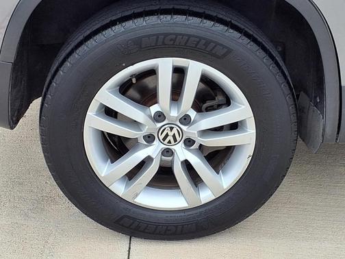 Reflex Silver Metallic 2012 Volkswagen Tiguan SE