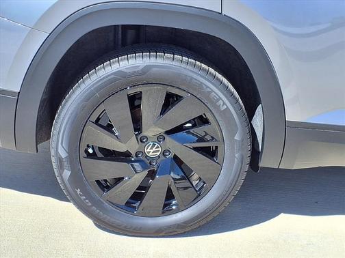 Silver Mist Metallic 2026 Volkswagen Atlas 2.0T SE W/TECHNOLOGY