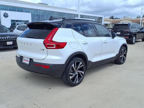 Crystal White Metallic 2021 Volvo XC40 T5 R-Design