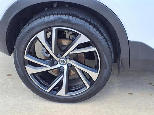 Crystal White Metallic 2021 Volvo XC40 T5 R-Design