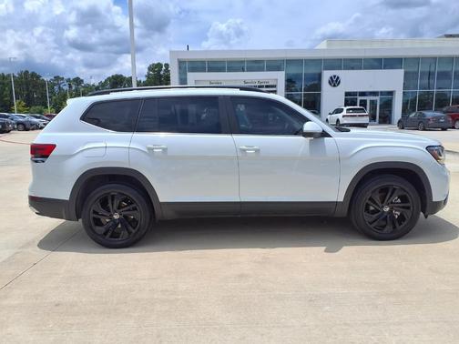Pure White 2023 Volkswagen Atlas 2.0T SE w/Technology