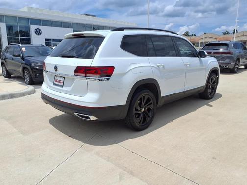 Pure White 2023 Volkswagen Atlas 2.0T SE w/Technology