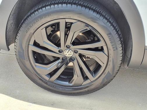 Pure White 2023 Volkswagen Atlas 2.0T SE w/Technology