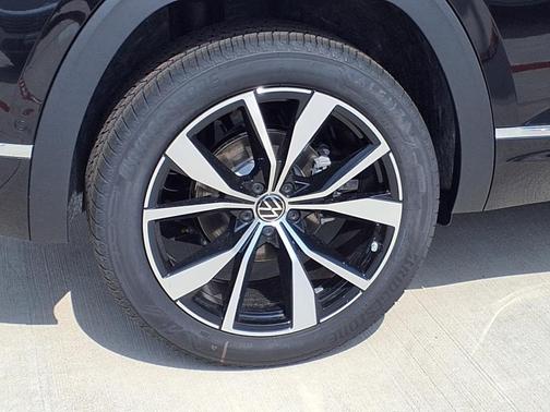 2025 Volkswagen Atlas Cross Sport 2.0T SEL Premium R-Line