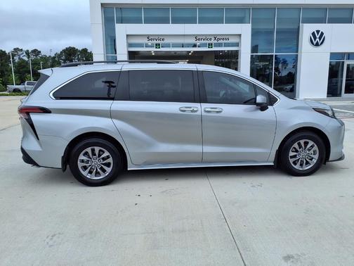 Celestial Silver Metallic 2022 Toyota Sienna XLE