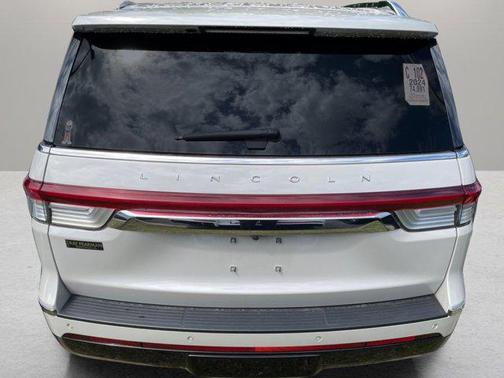 Ceramic Pearl Metallic Tri-Coat 2024 Lincoln Navigator Reserve