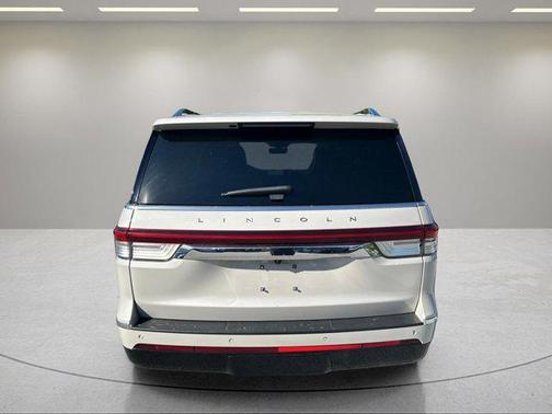 Ceramic Pearl Metallic Tri-Coat 2024 Lincoln Navigator Reserve