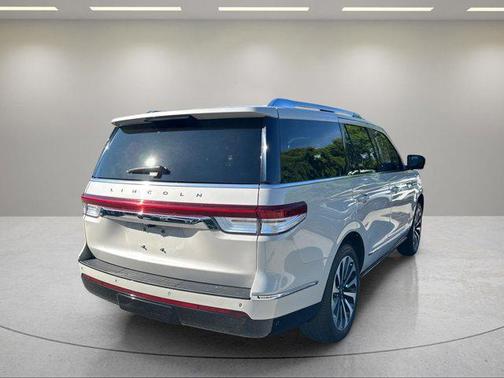 Ceramic Pearl Metallic Tri-Coat 2024 Lincoln Navigator Reserve