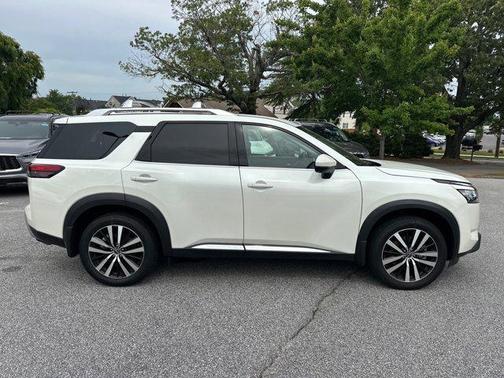 2024 Nissan Pathfinder Platinum FWD