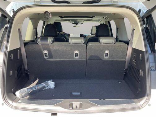 Radiant White 2026 INFINITI QX80 Luxe