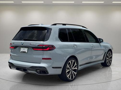 Brooklyn Grey Metallic 2025 BMW X7 M60i