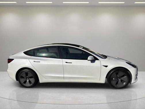 Pearl White Multi-Coat 2023 Tesla Model 3 Standard Range
