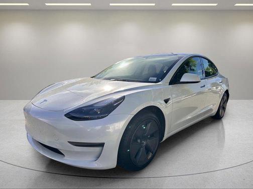 Pearl White Multi-Coat 2023 Tesla Model 3 Standard Range