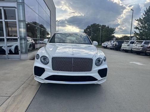 Glacier White 2023 Bentley Bentayga V8