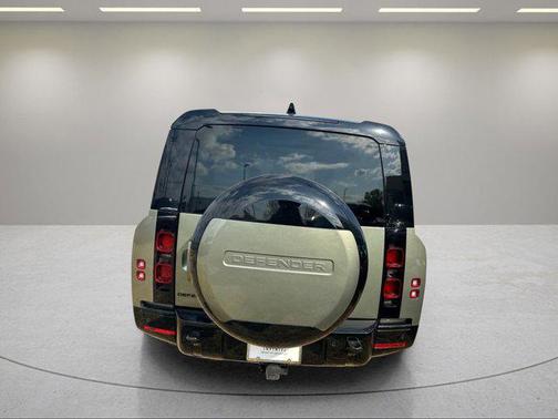 2025 Land Rover Defender 130 P400 X-Dynamic SE