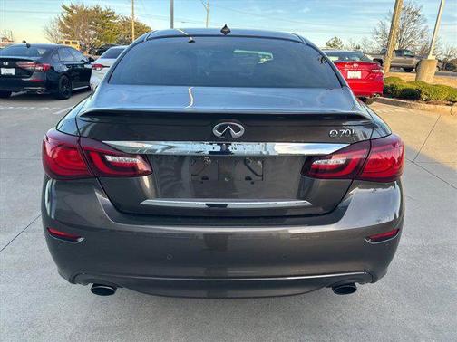 2016 INFINITI Q70L 5.6