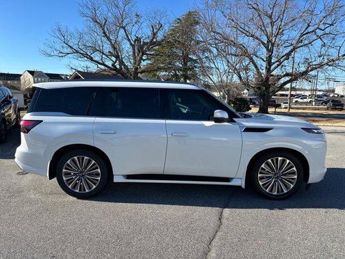 2025 INFINITI QX80 Luxe