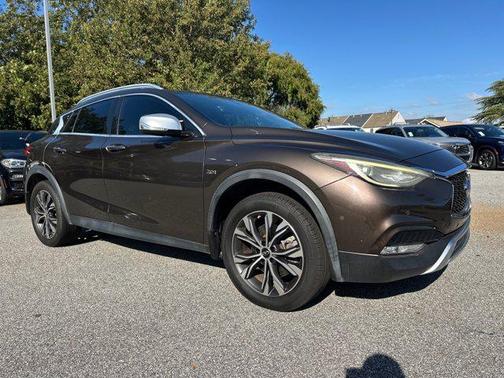 2017 INFINITI QX30 Premium