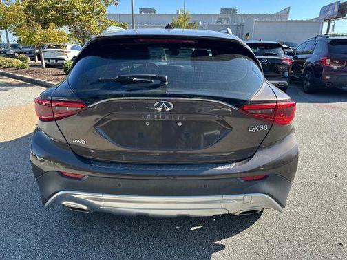 2017 INFINITI QX30 Premium
