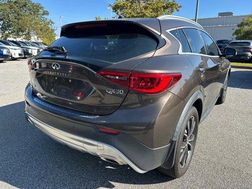 2017 INFINITI QX30 Premium