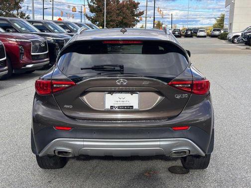 2017 INFINITI QX30 Premium