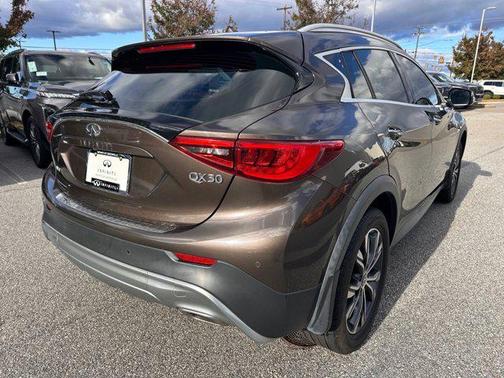 2017 INFINITI QX30 Premium