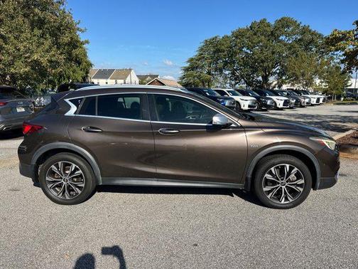2017 INFINITI QX30 Premium