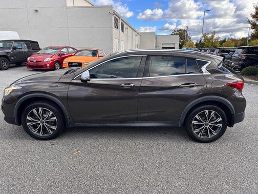 2017 INFINITI QX30 Premium