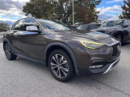 2017 INFINITI QX30 Premium