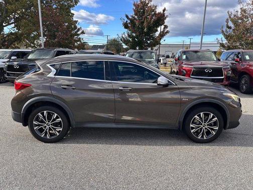 2017 INFINITI QX30 Premium