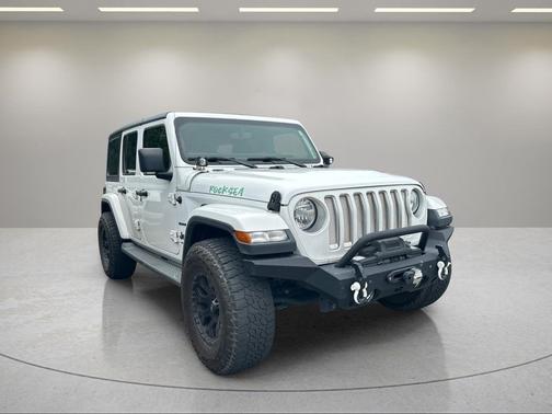 Bright White Clearcoat 2019 Jeep Wrangler Unlimited Sahara