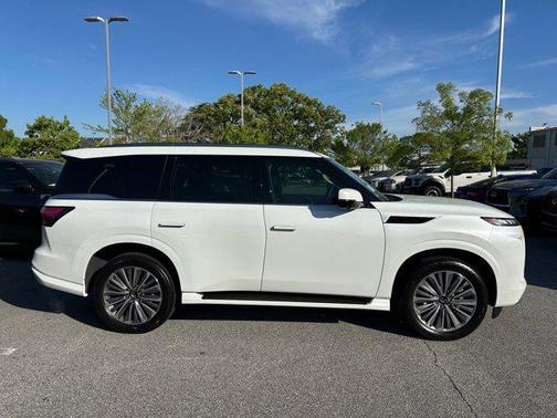 2025 INFINITI QX80 Luxe
