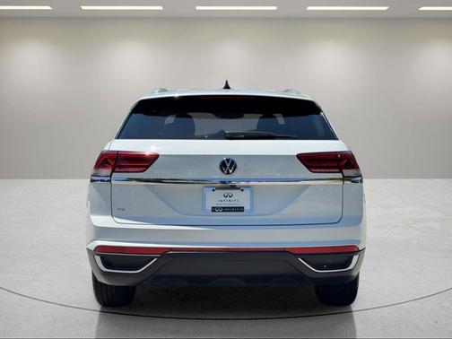 Pure White 2021 Volkswagen Atlas Cross Sport 2.0T SE