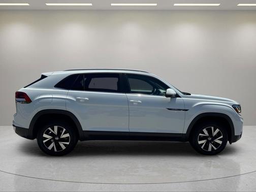 Pure White 2021 Volkswagen Atlas Cross Sport 2.0T SE