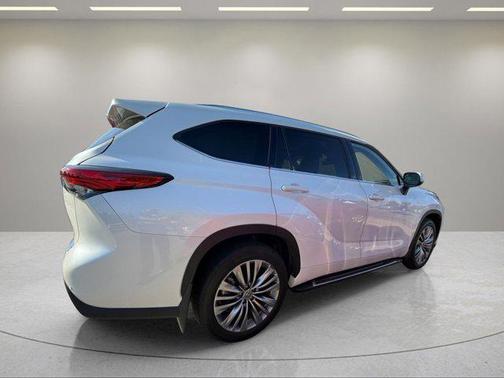 Blizzard Pearl 2021 Toyota Highlander Platinum