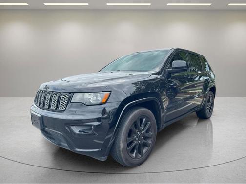 Diamond Black Crystal Pearlcoat 2017 Jeep Grand Cherokee Altitude