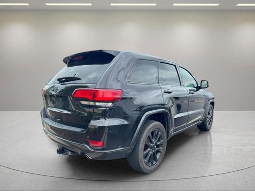 Diamond Black Crystal Pearlcoat 2017 Jeep Grand Cherokee Altitude