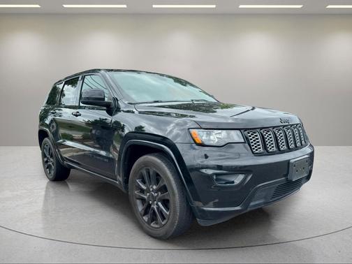 Diamond Black Crystal Pearlcoat 2017 Jeep Grand Cherokee Altitude