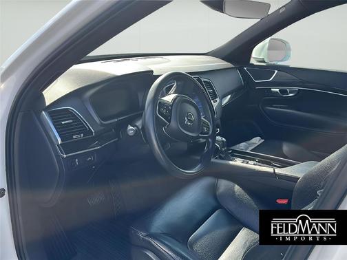 Crystal White Metallic 2018 Volvo XC90 T6 Momentum
