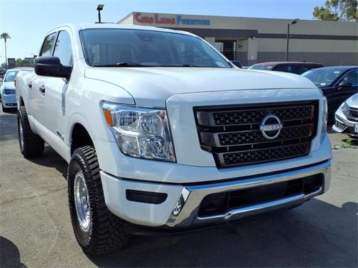 2023 Nissan Titan SV