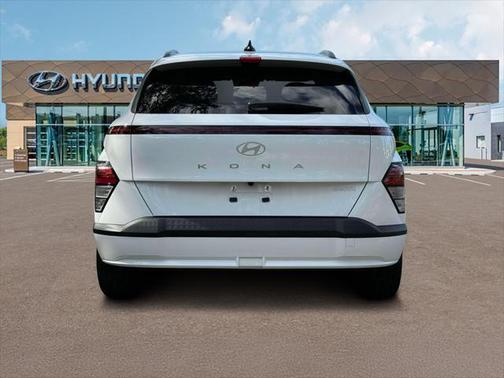 Atlas White 2025 Hyundai KONA EV SEL