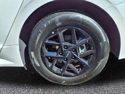 Snow White Pearl 2025 Kia K5 LXS